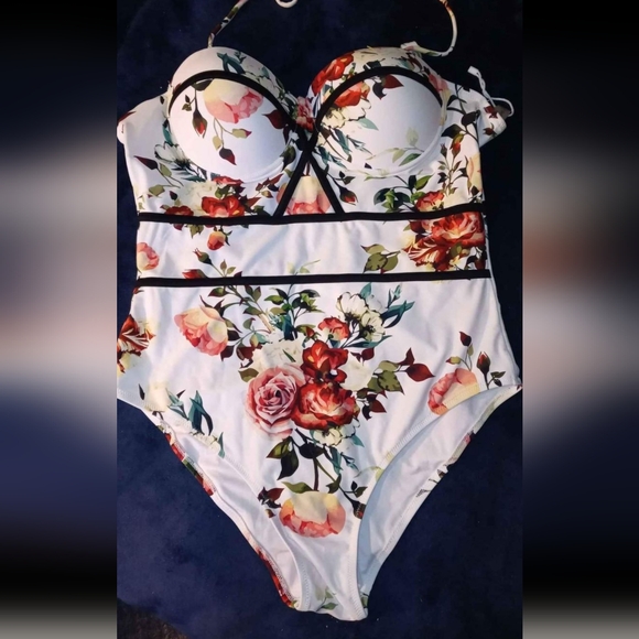 Cupshe floral swimsuit - Picture 4 of 4